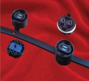 マルチドロップ防水型コネクター&ケーブルシステム  左：終端処理前のトップ&ベースハウジング  右：上がプラグ型防水コネクター、下は4芯フラットケーブルで終端処理したハウジング