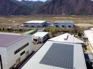 一番奥の2棟が太陽光発電装置を設置する第7工場（左）と第8工場（右） 手前が2007年に設置した太陽光発電装置（成形技術センター屋上）