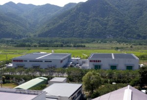 太陽光発電装置を設置した第7工場（左）と第8工場（右）の全景